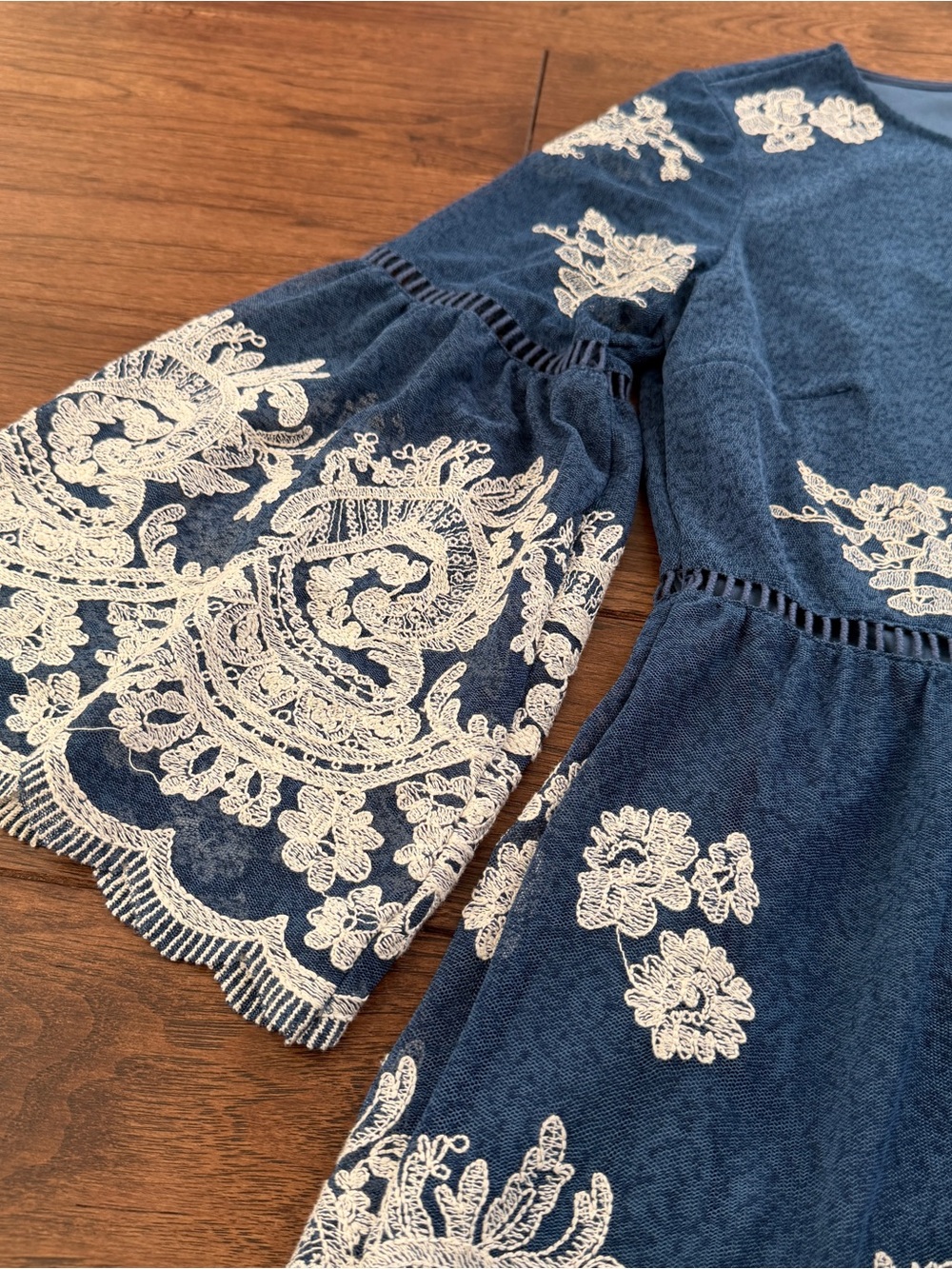 John Mark Fleur in Bloom Embroidered Navy Lace Bell-Sleeve Blouse Size Medium - Picture 4 of 7